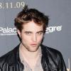 Robert Pattinson opte pour un look ado plus affirmé avec une veste en cuir.