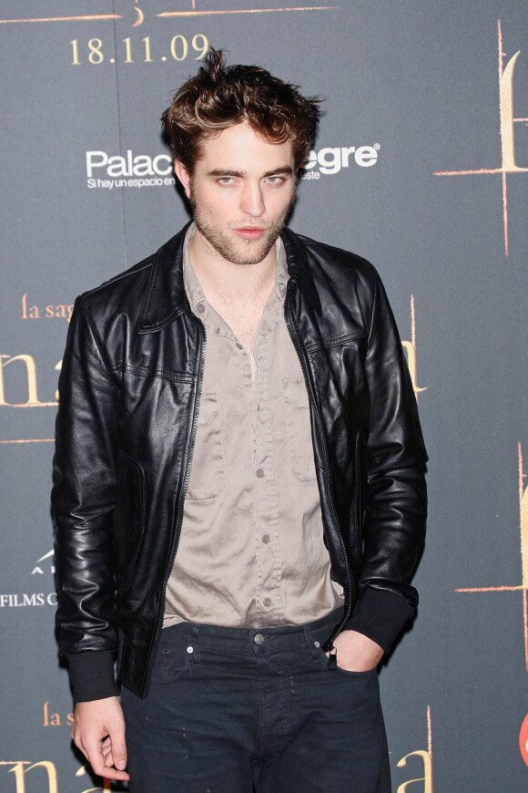 Robert Pattinson opte pour un look ado plus affirmé avec une veste en cuir.