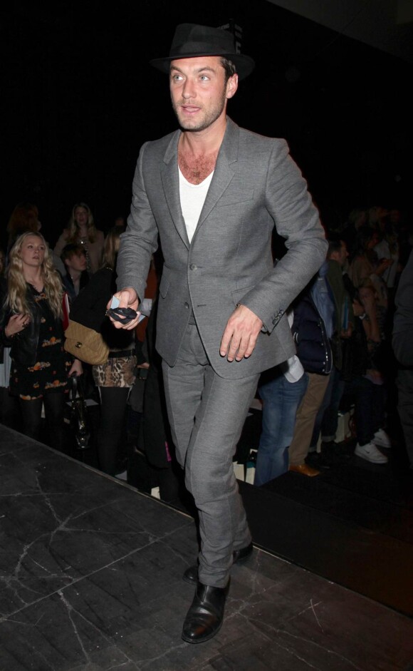Britannique, Jude Law incarne le dandy par excellence. Le chapeau se marie avec le T-shirt col v, pour un look sophistiqué décontracté.