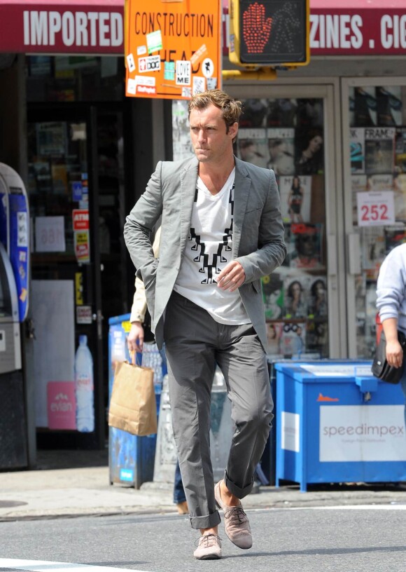 Toujours dandy même à la ville, Jude Law dédramatise sa veste en la portant avec un T-shirt et des derbys.