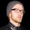 À la ville, Justin Timberlake cultive son style Geek chic avec blouson en cuir et bonnet.