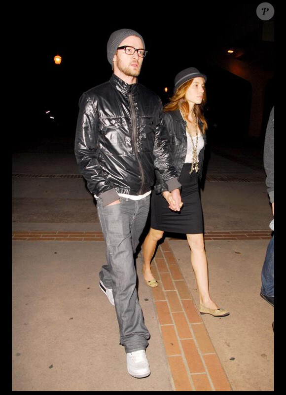 À la ville, Justin Timberlake cultive son style Geek chic avec blouson en cuir et bonnet.