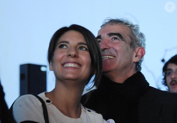 Estelle Denis et Raymond Domenech à l'occasion de la vente aux enchères de la Journée de la Jupe, organisée par l'association Ni Putes Ni Soumises, au Palais de Tokyo, le 25 novembre 2010