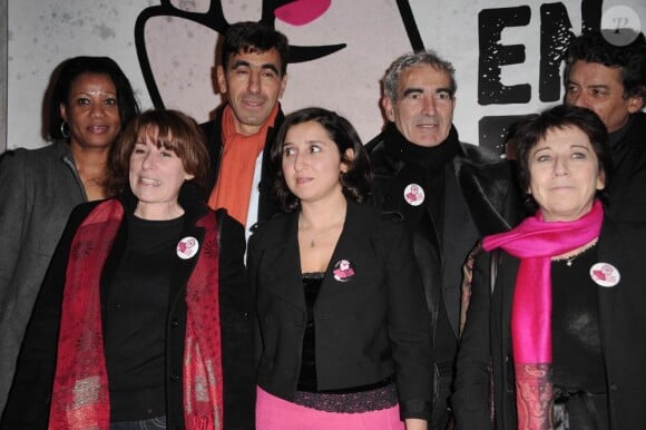 Fadela Amara, Sihem Habchi la présidente de NPNS et Raymond Domenech à l'occasion de la vente aux enchères de la Journée de la Jupe, organisée par l'association Ni Putes Ni Soumises, au Palais de Tokyo, le 25 novembre 2010