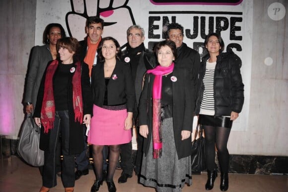 Fadela Amara, Sihem Habchi présidente de NPNS, Raymond Domenech et Estelle Denis à l'occasion de la vente aux enchères de la Journée de la Jupe, organisée par l'association Ni Putes Ni Soumises, au Palais de Tokyo, le 25 novembre 2010