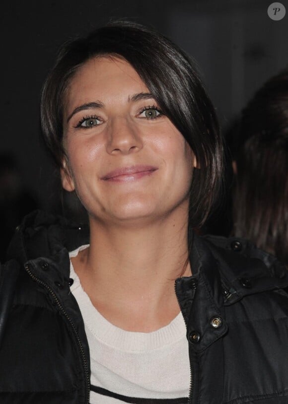 Estelle Denis à l'occasion de la vente aux enchères de la Journée de la Jupe, organisée par l'association Ni Putes Ni Soumises, au Palais de Tokyo, le 25 novembre 2010