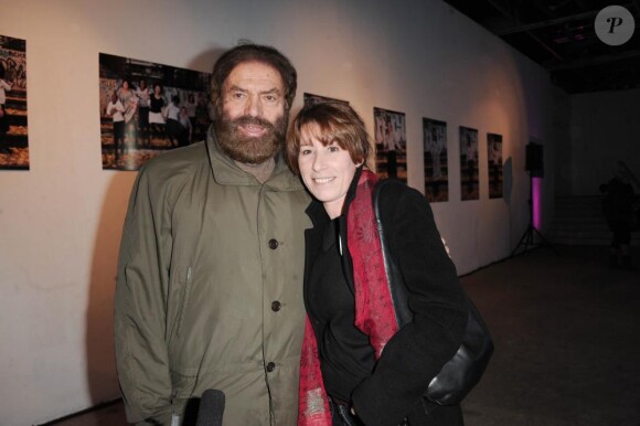 Marek Halter et Fadela Amara à l'occasion de la vente aux enchères de la Journée de la Jupe, organisée par l'association Ni Putes Ni Soumises, au Palais de Tokyo, le 25 novembre 2010