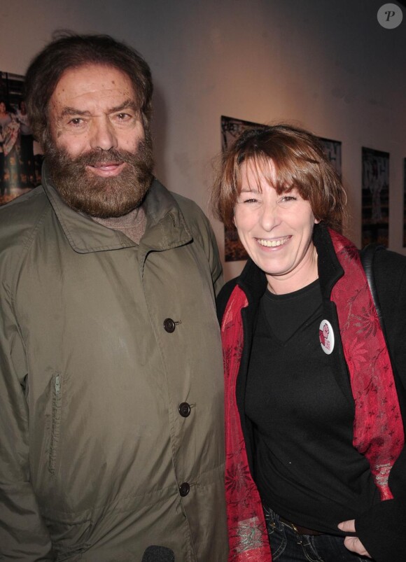 Marek Halter et Fadela Amara à l'occasion de la vente aux enchères de la Journée de la Jupe, organisée par l'association Ni Putes Ni Soumises, au Palais de Tokyo, le 25 novembre 2010