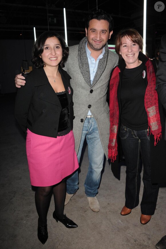 Sihem Habchi la présidente de NPNS, Cyril Hanouna et Fadela Amara à l'occasion de la vente aux enchères de la Journée de la Jupe, organisée par l'association Ni Putes Ni Soumises, au Palais de Tokyo, le 25 novembre 2010