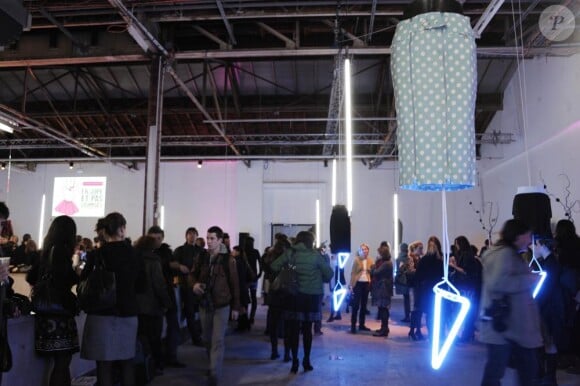 La vente aux enchères de la Journée de la Jupe, organisée par l'association Ni Putes Ni Soumises, au Palais de Tokyo, le 25 novembre 2010