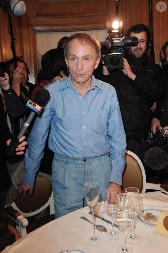 Michel Houellebecq reçoit le prix Goncourt pour La Carte et le territoire, à Paris, le 8 novembre 2010