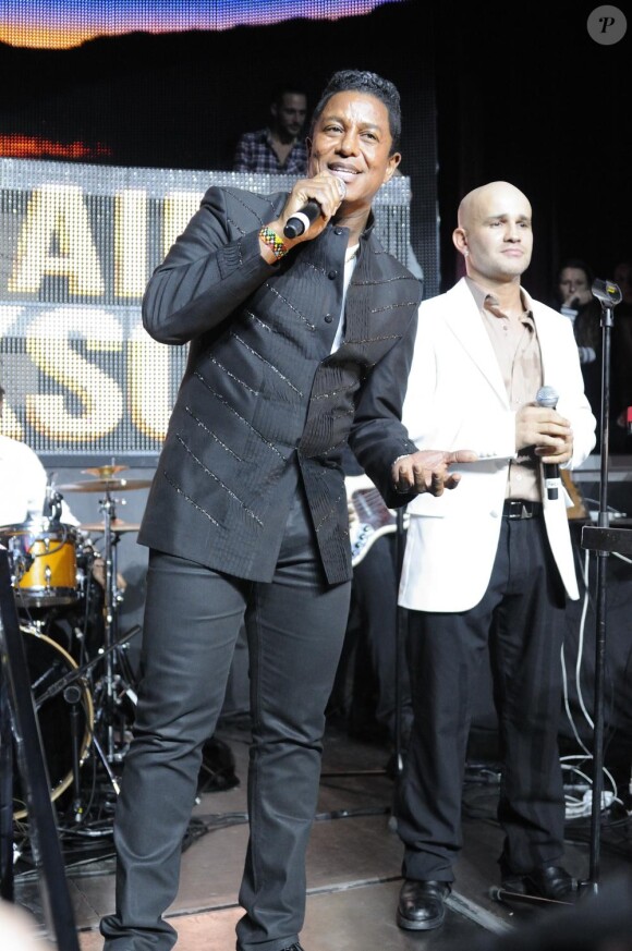 Jermaine Jackson, ici avec Rachid Ferrache, donne un concert au VIP Room (Paris) devant un millier de fans, vendredi 29 novembre.