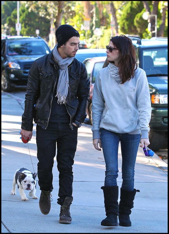 Ashley Greene et son petit ami Joe Jonas (Jonas Brothers) se promènent à Los Angeles, vendredi 26 novembre.