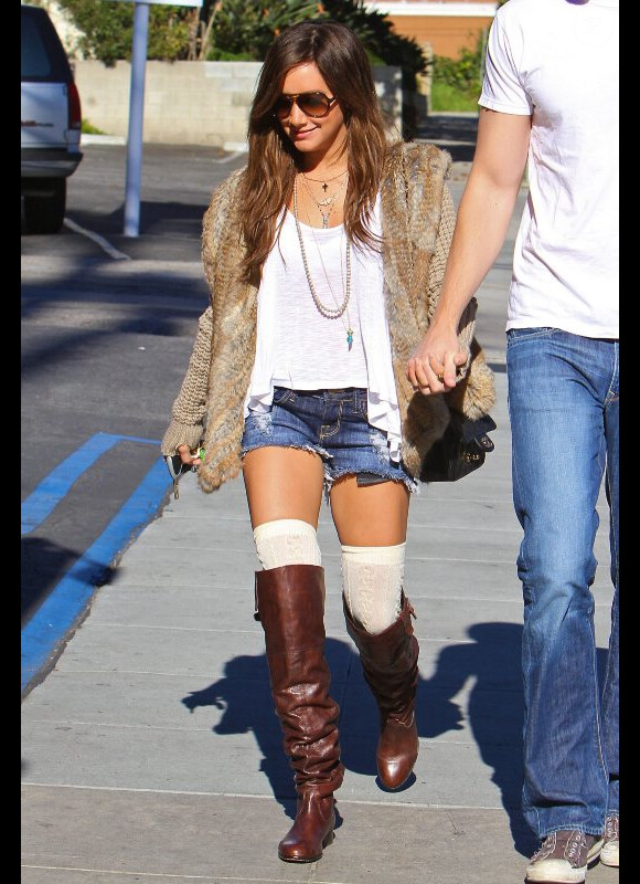 Ashley Tisdale sort déjeuner en compagnie de son petit ami Scott Speer, à Los Angeles, vendredi 26 novembre.
