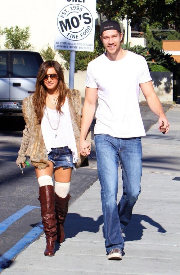 Ashley Tisdale sort déjeuner en compagnie de son petit ami Scott Speer, à Los Angeles, vendredi 26 novembre.