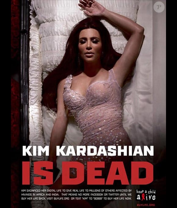 Kim Kardashian dans son cercueil.
