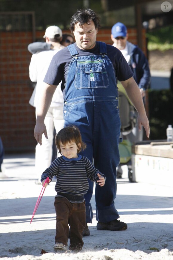 Jack Black et son fils Thomas lors d'une après-midi au Cold Water Canyon Park de Los Angeles, le 28 novembre 2010.
