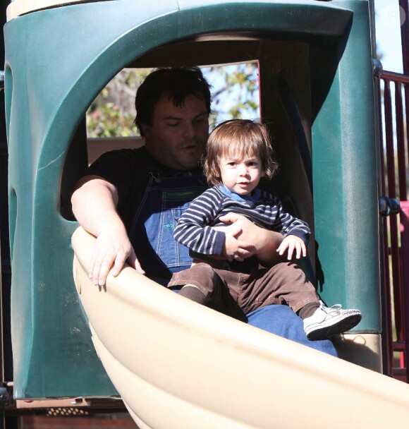 Jack Black et son fils Thomas lors d'une après-midi au Cold Water Canyon Park de Los Angeles, le 28 novembre 2010.