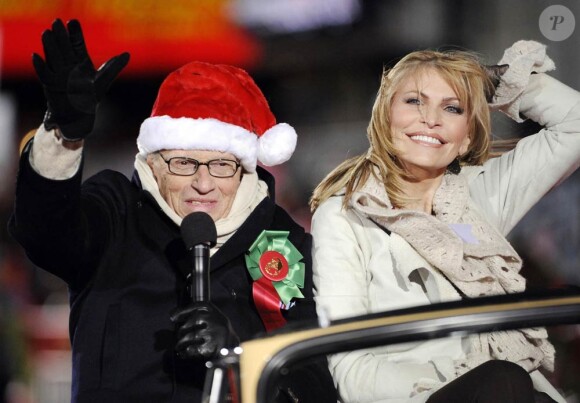Larry King et sa femme Shawn Southwick se promènent lors de la parade de Noël d'Hollywood à Los Angeles le 28 novembre 2010 