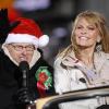 Larry King et sa femme Shawn Southwick se promènent lors de la parade de Noël d'Hollywood à Los Angeles le 28 novembre 2010 