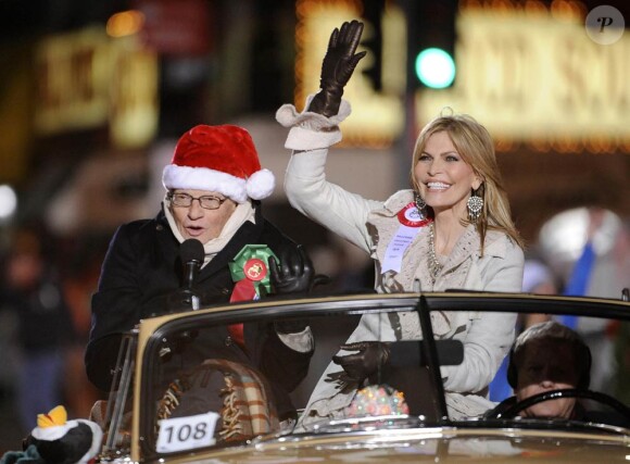 Larry King et sa femme Shawn Southwick se promènent lors de la parade de Noël d'Hollywood à Los Angeles le 28 novembre 2010 