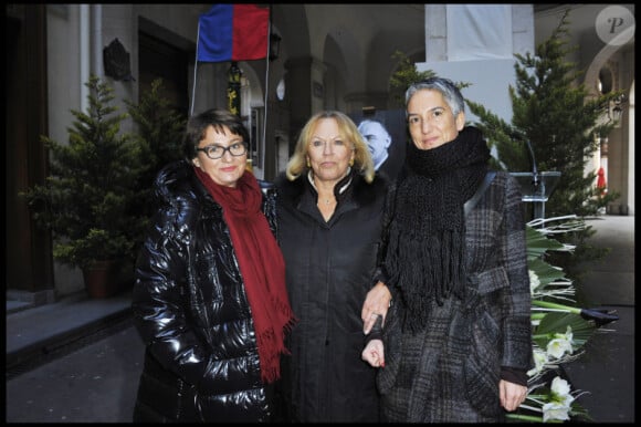 Françoise, Patricia et Ima Coquatrix lors de l'inauguration de la rue Bruno-Coquatrix à Paris le 30 novembre 2010