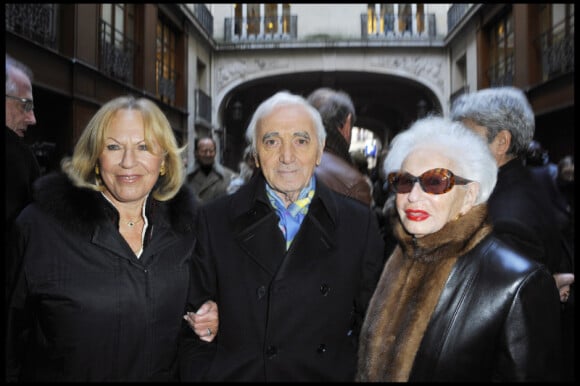 Patricia Coquatrix, Charles Aznavour et Paulette Coquatrix lors de l'inauguration de la rue Bruno-Coquatrix à Paris le 30 novembre 2010