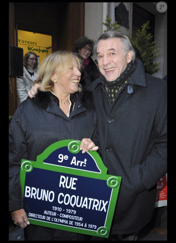 Patricia Coquatrix et Salvatore Adamo lors de  l'inauguration de la rue Bruno-Coquatrix à Paris le 30 novembre 2010
