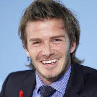 David Beckham, le sourire aux lèvres, fait tout pour séduire malgré le scandale!