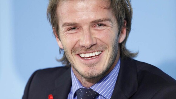 David Beckham, le sourire aux lèvres, fait tout pour séduire malgré le scandale!