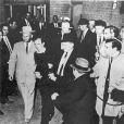 Meurtre de Lee Harvey Oswald par Jack Ruby, à Dallas, le 24 novembre 1963, alors que la police le transfère.
