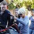 Paris Hilton et Brooke Mueller ont besoin d'aide pendant qu'elles tournent la nouvelle émission de télé-réalité de Paris Hilton et ses amis à Los Feliz à Los Angeles le 30 novembre 2010 