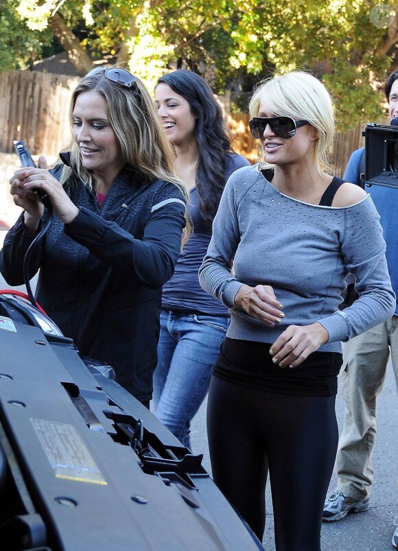 Paris Hilton et Brooke Mueller ont besoin d'aide pendant qu'elles tournent la nouvelle émission de télé-réalité de Paris Hilton et ses amis à Los Feliz à Los Angeles le 30 novembre 2010