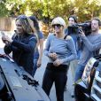 Paris Hilton et Brooke Mueller ont besoin d'aide pendant qu'elles tournent la nouvelle émission de télé-réalité de Paris Hilton et ses amis à Los Feliz à Los Angeles le 30 novembre 2010 