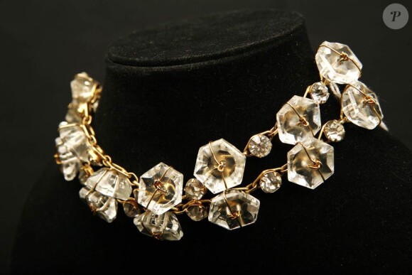 La vente de certains des bijoux issus de la collection privée du duc et de la duchesse de Windsor, un couple de légende, a remporté un franc succès lors d'une vente aux enchères administrée par Sotheby's, à Londres, le 30 novembre 2010.