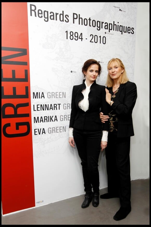 Eva Green et sa tante Marika Green, posant près de l'exposition Green - regards photographiques, galerie Catherine Houard à Paris