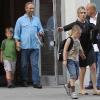 Kate Winslet, Sam Mendes, accompagnant les enfants Mia et Joe à l'école ensemble