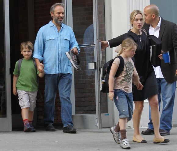 Kate Winslet, Sam Mendes, accompagnant les enfants Mia et Joe à l'école ensemble