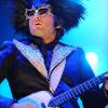 Matthieu Chedid en concert : un Mister Mystère électrisant... Johnny Hallyday savait-il dans quoi il plongeait en le rejoignant sur scène le 3 décembre 2010 ?