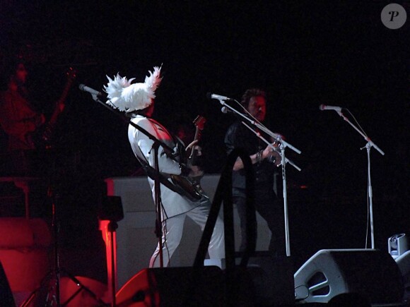 Photo exclusive - Matthieu Chedid en concert : un Mister Mystère électrisant... Johnny Hallyday savait-il dans quoi il plongeait en le rejoignant sur scène le 3 décembre 2010 ?