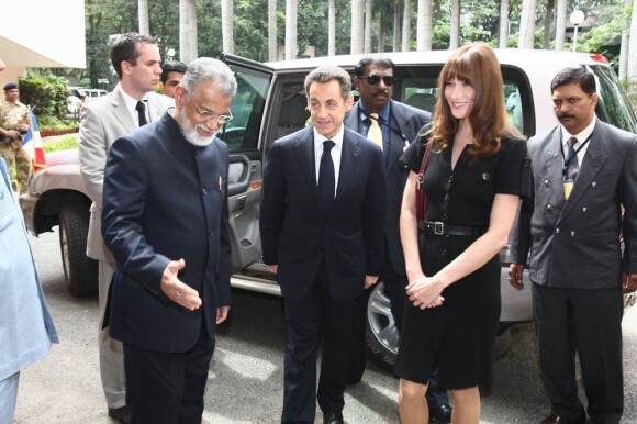 Nicolas Sarkozy et Carla Bruni-Sarkozy sont en voyage officiel de quatre jours en Inde, en décembre 2010. Grâce à l'insistance de Carla, qui a subjugué en un instant ses hôtes, la visite diplomatique vire à la romance...