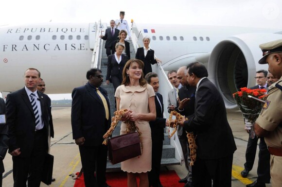 Nicolas Sarkozy et Carla Bruni-Sarkozy sont en voyage officiel de quatre jours en Inde, en décembre 2010. Grâce à l'insistance de Carla, qui a subjugué en un instant ses hôtes, la visite diplomatique vire à la romance...