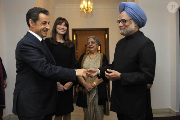 Le 5 décembre, Nicolas Sarkozy et Carla Bruni-Sarkozy sont les hôtes du Premier ministre indien Manmohan Singh à l'occasion d'un dîner officiel.