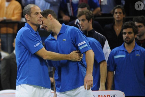 Ici Guy Forget et Michael Llodra. L'Equipe de France de tennis a perdu en finale de la Coupe Davis contre la Serbie, le 5 décembre 2010