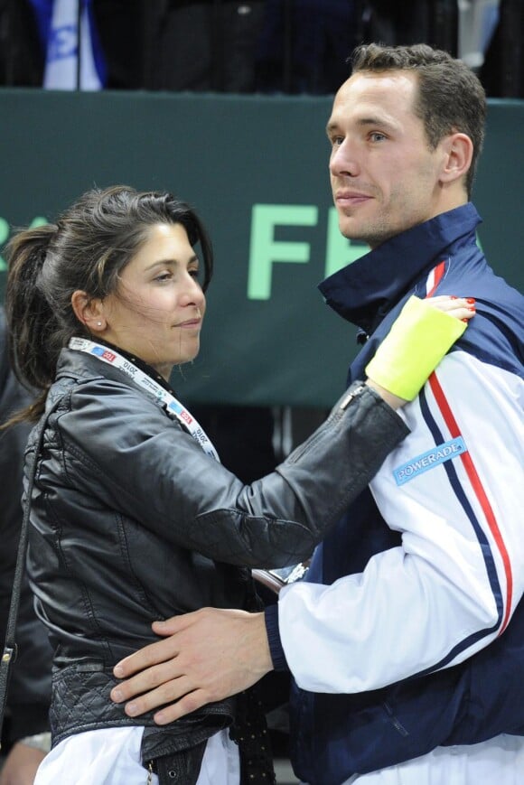 Ici Michael Llodra et sa femme. L'Equipe de France de tennis a perdu en finale de la Coupe Davis contre la Serbie, le 5 décembre 2010