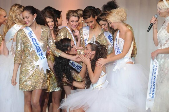 Barbara Morel est très émue d'avoir été sacrée Miss Nationale 2011, sous le regard fier de Geneviève de Fontenay.