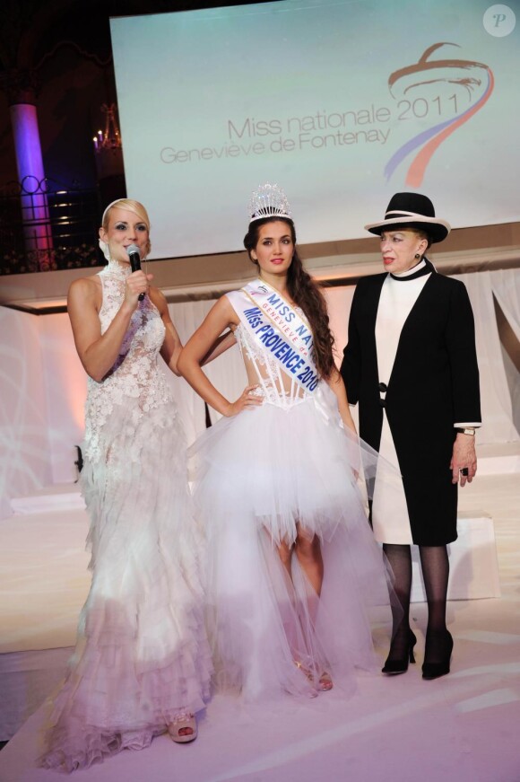 Barbara Morel est très émue d'avoir été sacrée Miss Nationale 2011, sous le regard fier de Geneviève de Fontenay.