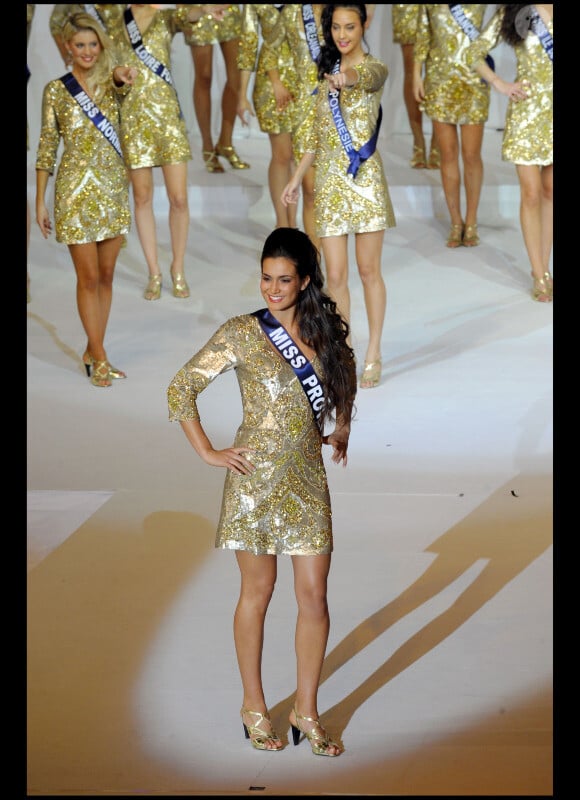 Barbara Morel est élue Miss Nationale 2011 devant les 1 000 spectateurs de la salle Wagram, à Paris, et devant le public de BFM TV, dimanche 5 décembre.