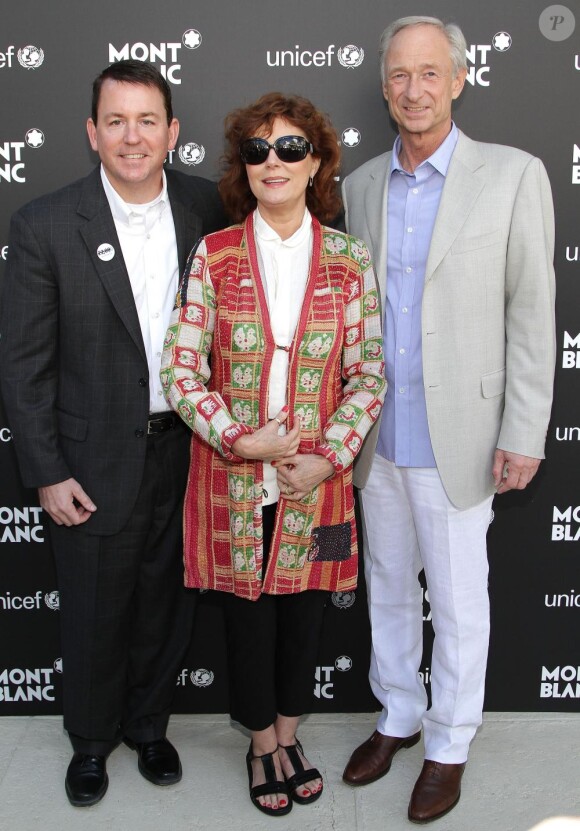 La Maison Montblanc, présente à Art Basel Miami, a remis, le 4 décembre un chèque de  4 356 050 dollars à l'Unicef. Sur la photo : Barron Segar, vice président de l'Unicef US, Susan Sarandon, et Lutz Bethge CEO de Montblanc