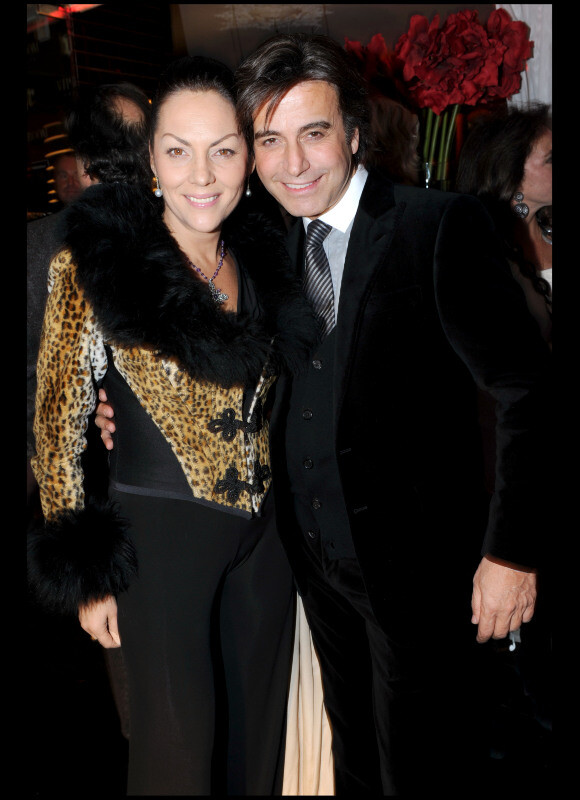 Hermine et Alexandre Zouari au restaurant Gioia, au VIP Room, le 7 décembre 2010. Présentation du dernier bijou d'Edouard Nahum.